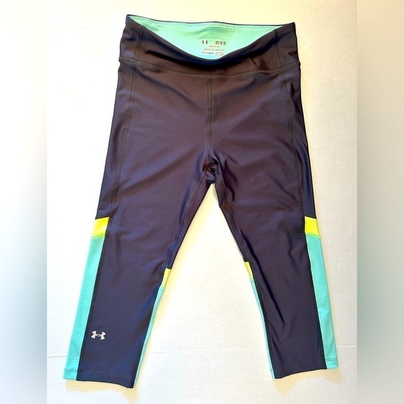 Under Armour Heat Gear compression capri legging in size Medium. I17 - Picture 2 of 9